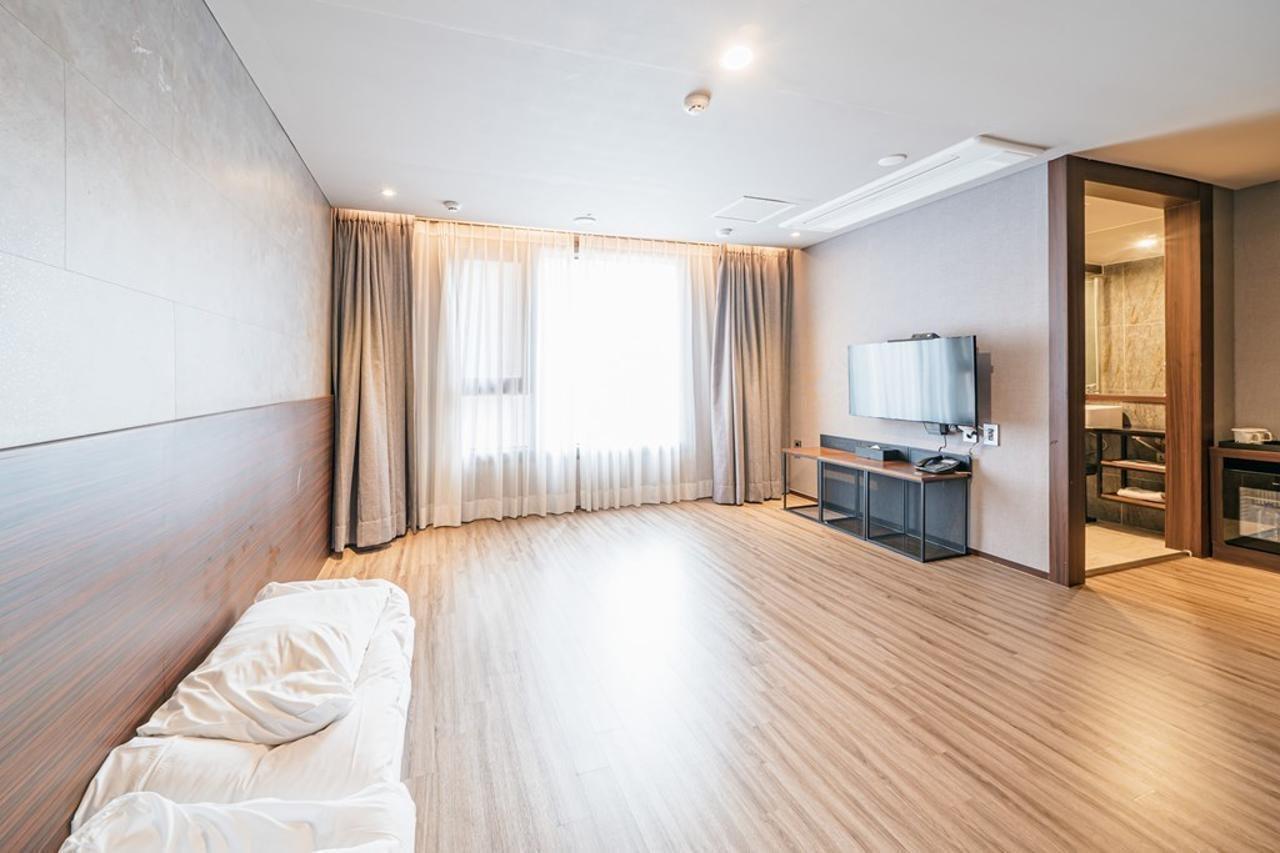 With City Hotel Jeju Exterior photo