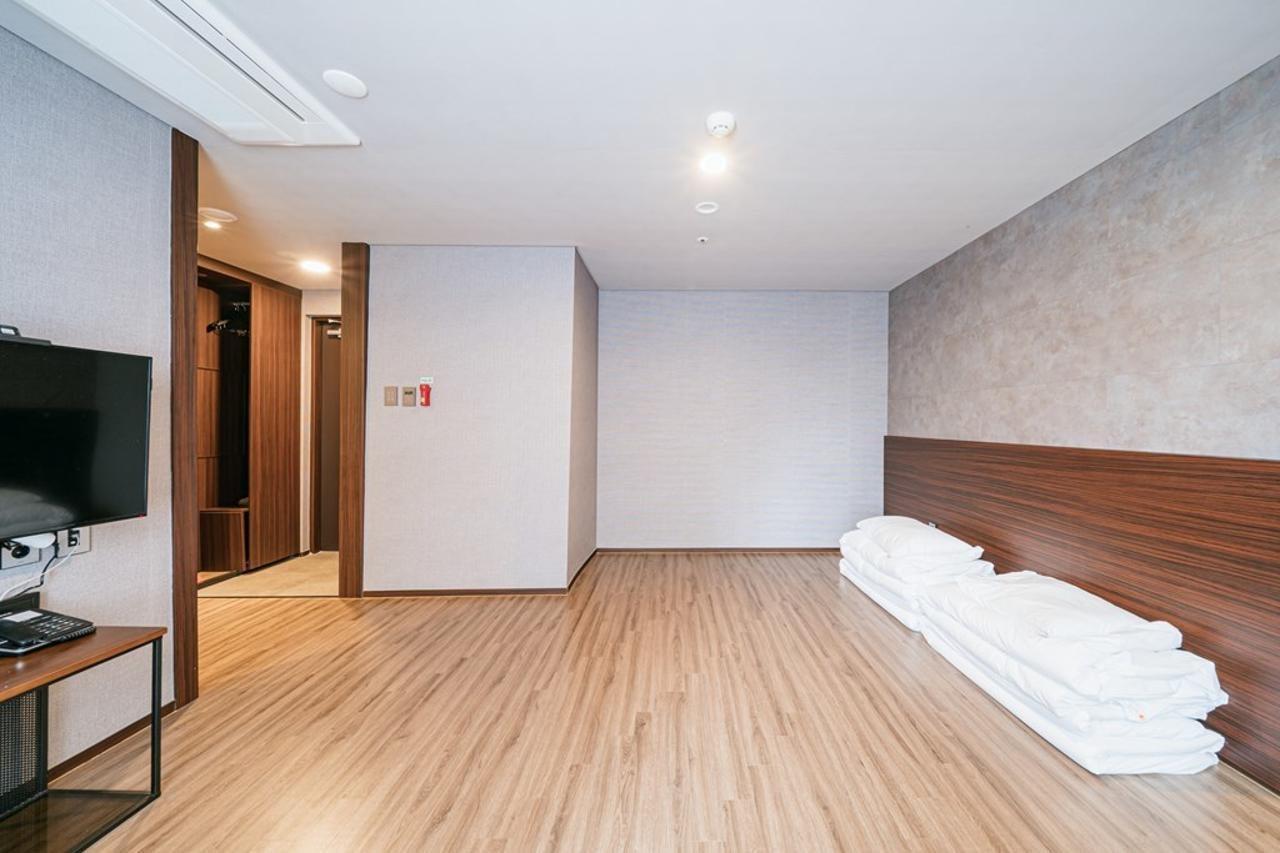 With City Hotel Jeju Exterior photo